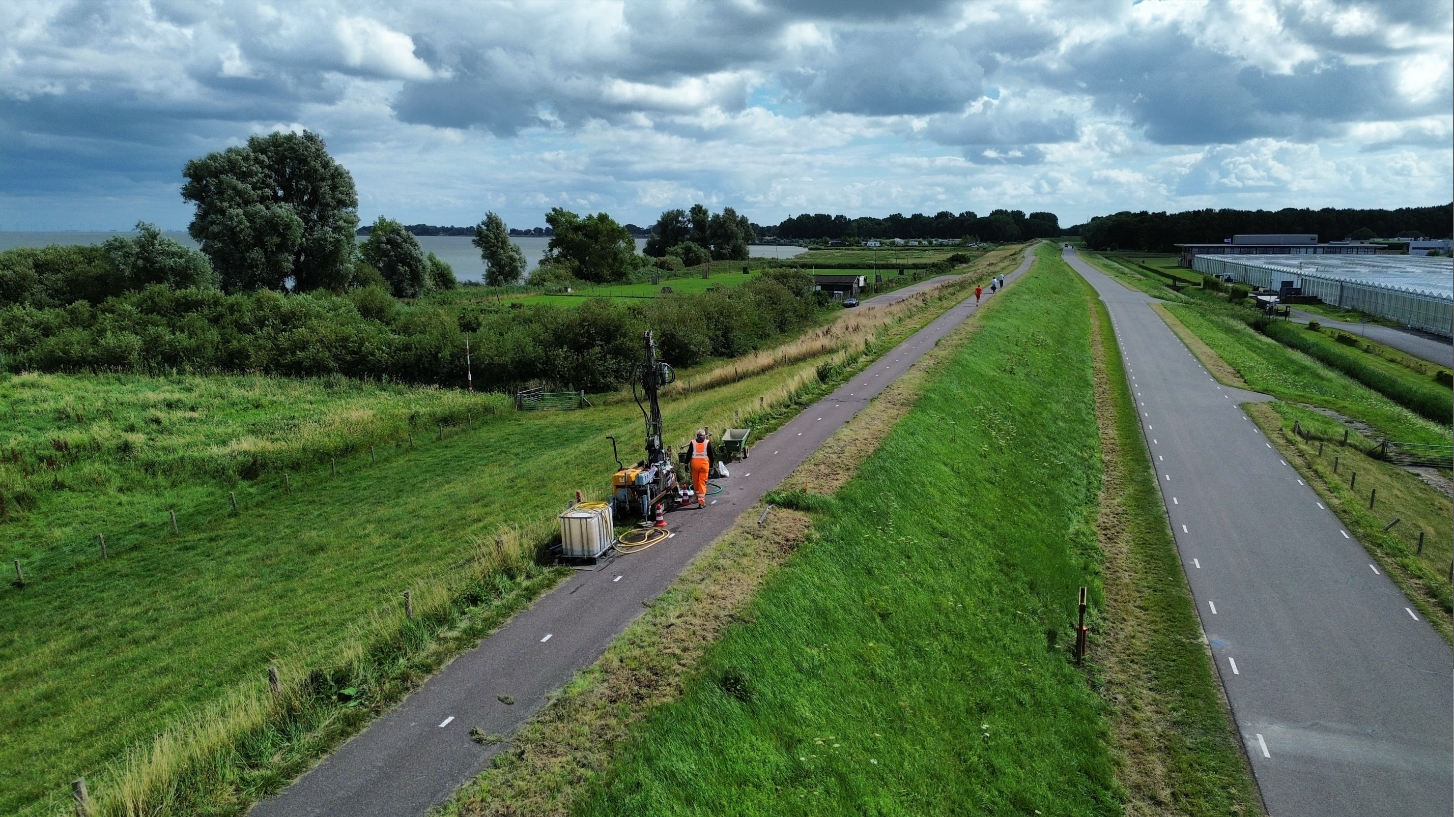 Plaatsing meetinstrumenten grondwaterstand Wiertsema & Partners