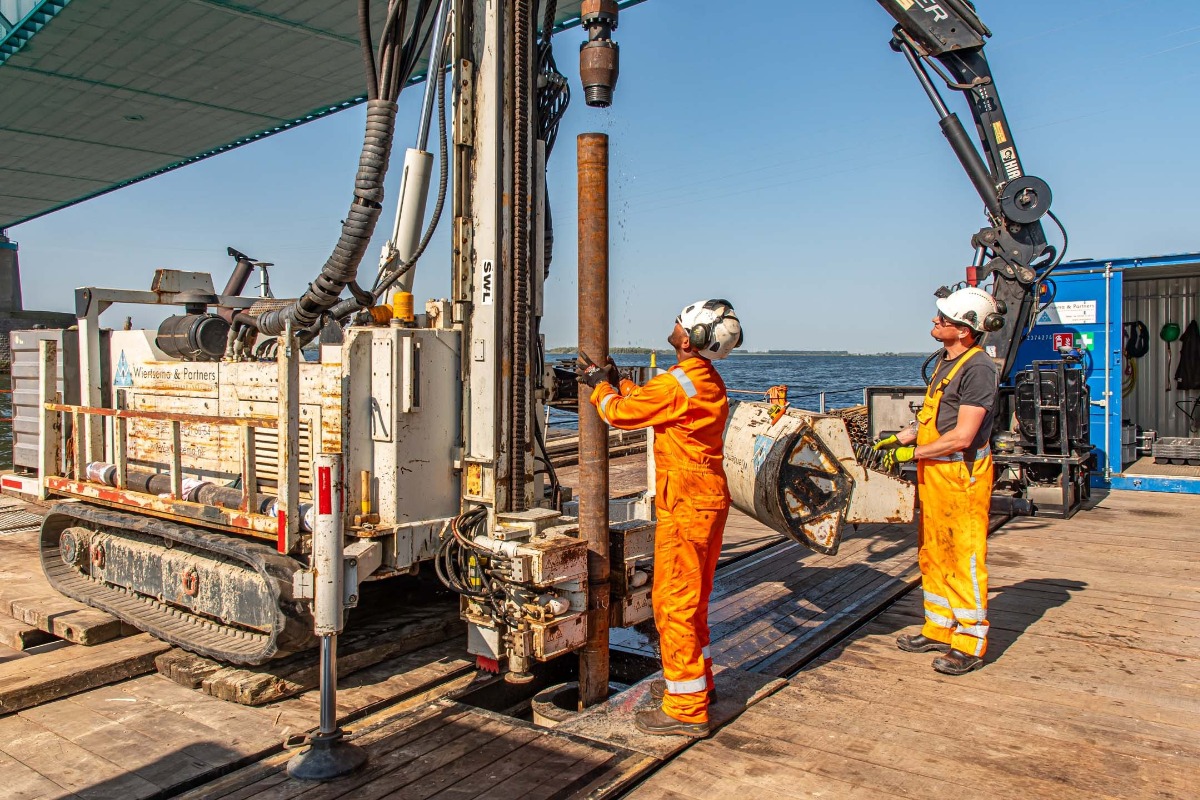 Plaatsing meetinstrumenten grondwaterstand Wiertsema & Partners