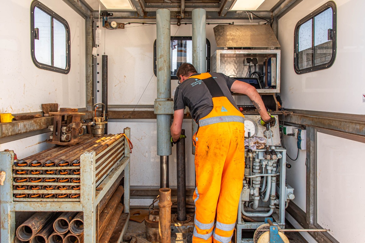 Plaatsing meetinstrumenten grondwaterstand Wiertsema & Partners